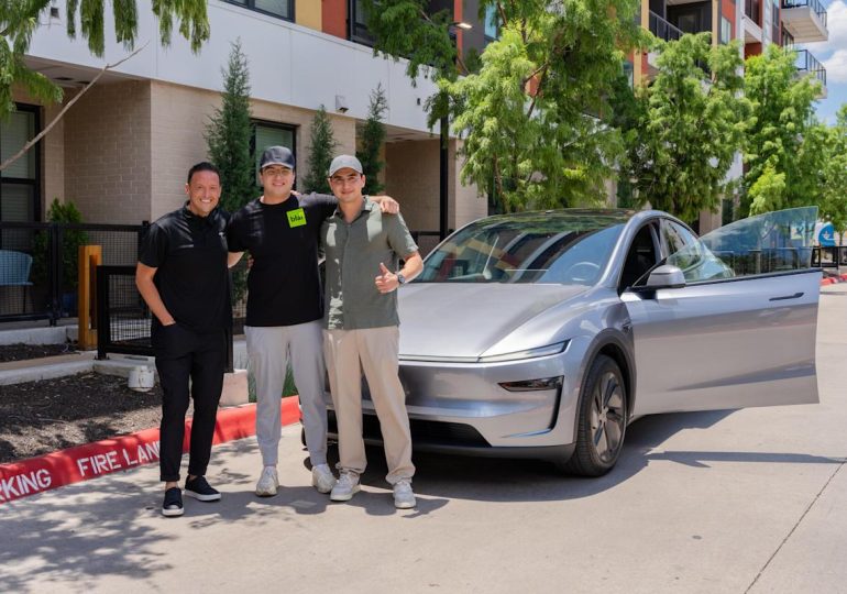 Tesla shows off its first fully autonomous delivery to convince us its self-driving cars work well