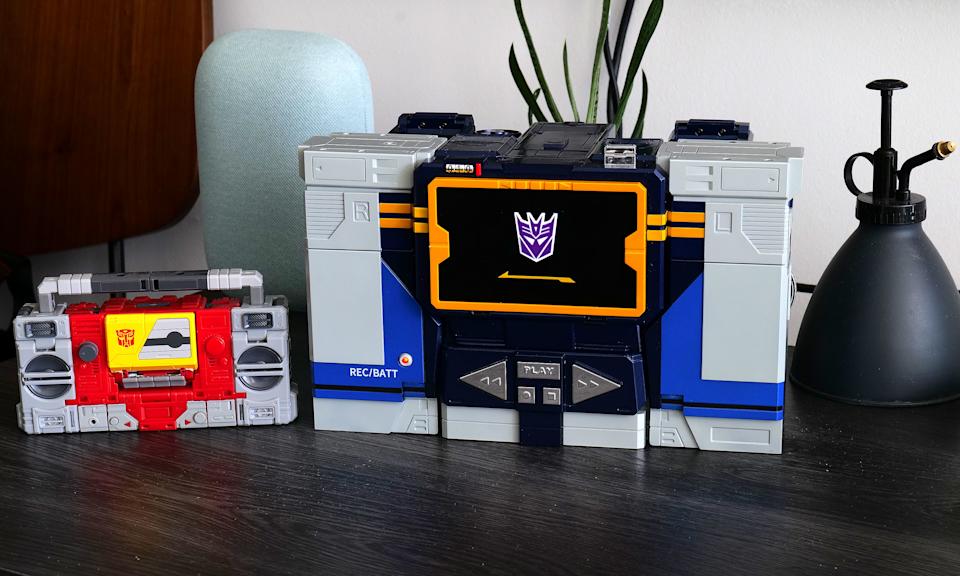 From the front, Soundwave's boombox alt mode looks damn near perfect.