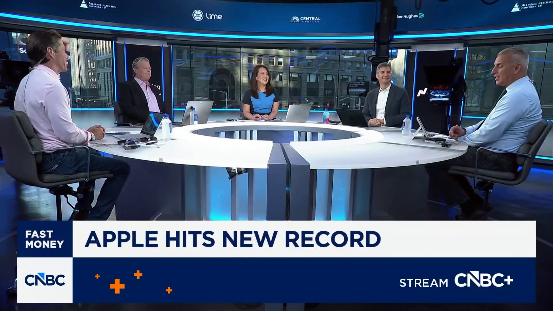 'Fast Money' traders talk Apple hitting new high ahead of earnings
